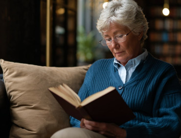 Jaką dedykację dla babci do książki warto wpisać? Podpowiadamy