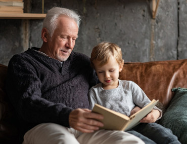 Jaką książkę dla dziadka kupić? Pomysły na Dzień Dziadka